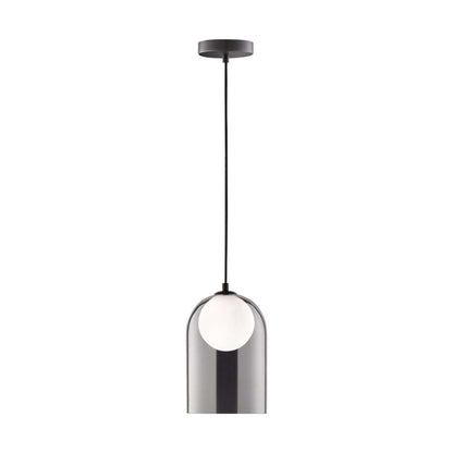 Een moderne hanglamp met glazen kap en zwart metaal, uitgerust met een witte bolvormige lampenkap. Ideaal voor minimalistische interieurs en als accentverlichting in woon- of eetkamers.