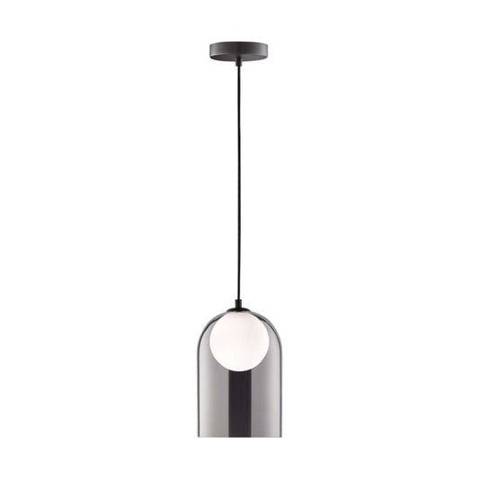Een moderne hanglamp met glazen kap en zwart metaal, uitgerust met een witte bolvormige lampenkap. Ideaal voor minimalistische interieurs en als accentverlichting in woon- of eetkamers.