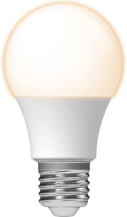 Een witte LED-lamp met klassieke bolvorm en zichtbare E27-schroefdraad, geschikt voor energiezuinige verlichting in huishoudens en kantoren.