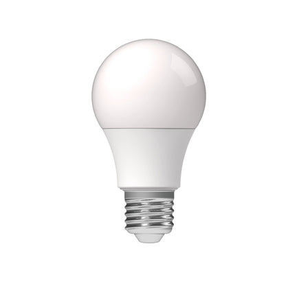 Een witte LED-lamp met klassieke bolvorm en zichtbare E27-schroefdraad, geschikt voor energiezuinig verlichting in huishoudens en kantoren.