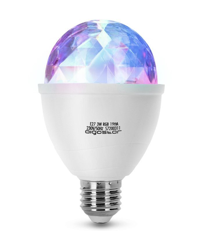 Een witte RGB-verlichtingsbol met een facettenstructuur die blauw en paars licht reflecteert, voor feestelijke sfeer. Geschikt voor feesten en dansavonden met kleurrijke lichteffecten.