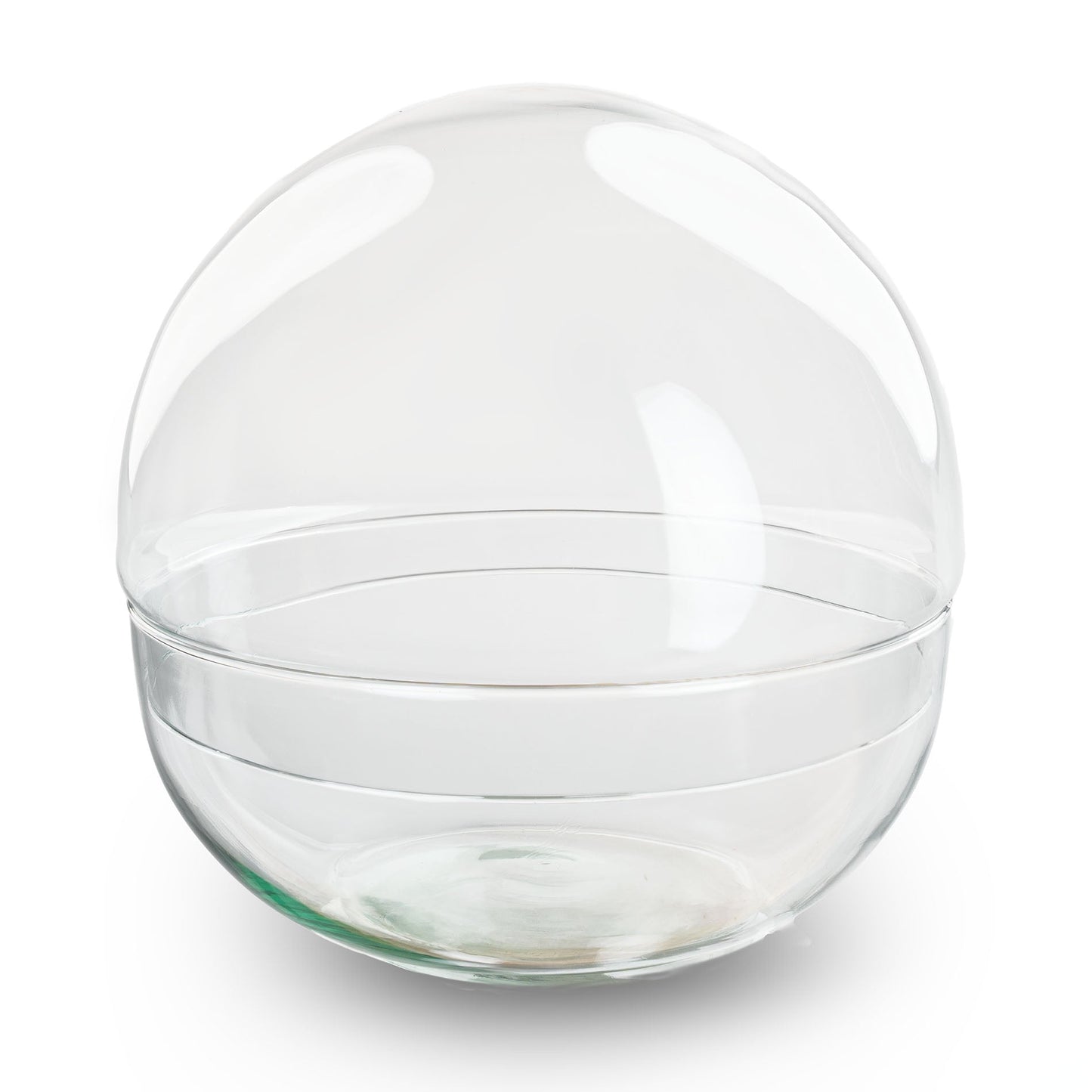 Grote, heldere glazen bol met een glanzende, transparante afwerking, geplaatst op een houten tafel. Perfect voor decoratieve planten of als moderne interieurstuk in woon- of kantoorruimtes.