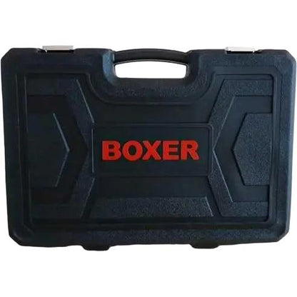 Zilverkleurige Boxer-wrench set in zwarte koffer, inclusief diverse bits en een rode handgreep. Ideaal voor auto- en huishoudelijke reparaties.