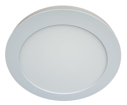 Een witte, ronde plafondlamp met een gladde, matte afwerking en een zacht licht. Geschikt voor moderne interieurs en als energiezuinige verlichting in woon- en kantoorruimtes.