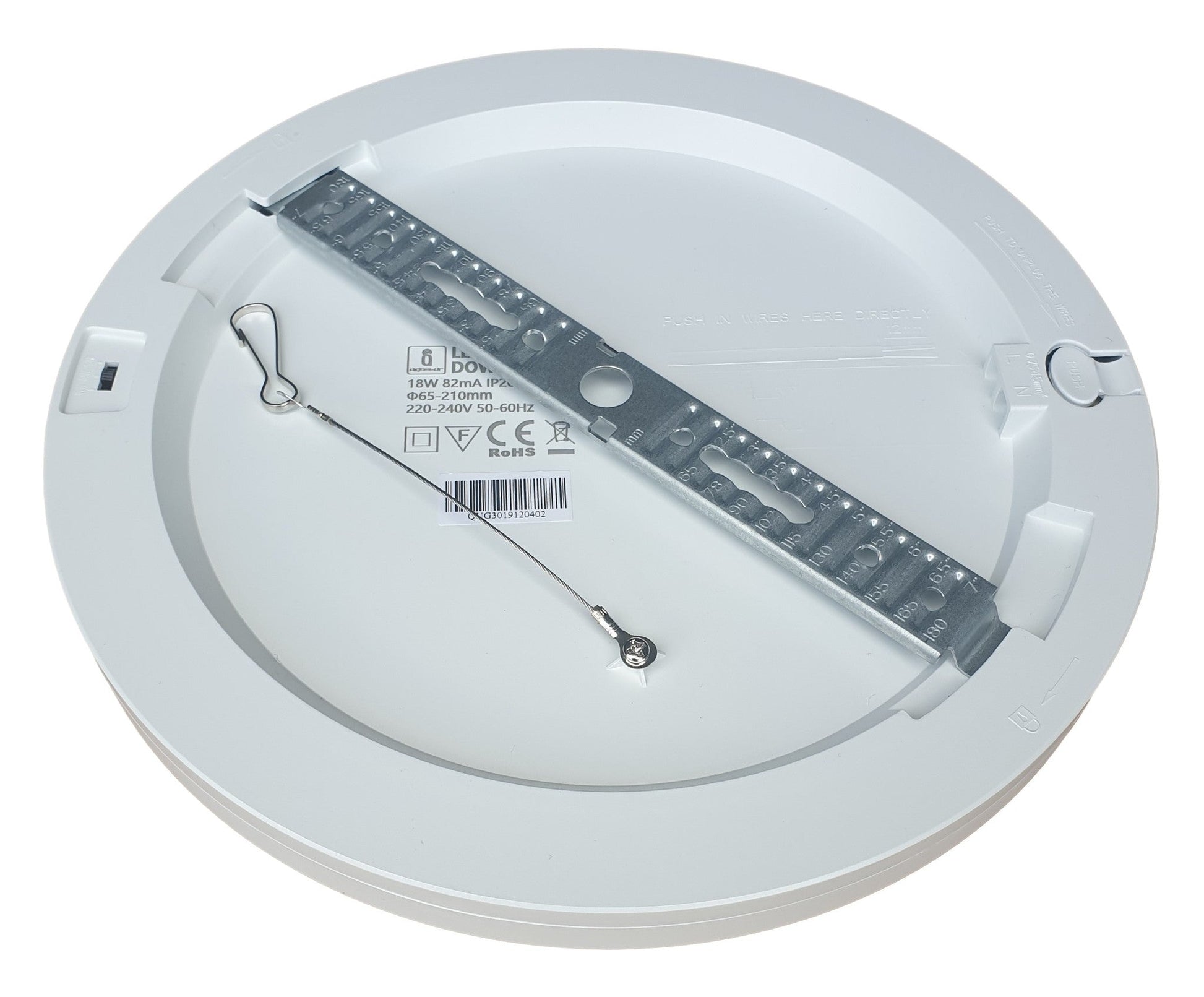 Een witte, ronde plafondlamp met een gladde, matte afwerking en een zacht verlichte diffuser. Geschikt voor moderne interieurs en als energiezuinige verlichting in woon- en kantoorruimtes.
