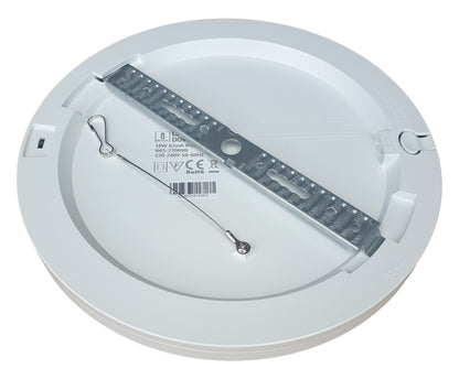Een witte, ronde plafondlamp met een gladde, matte afwerking en een zacht verlichte diffuser. Geschikt voor moderne interieurs en als energiezuinige verlichting in woon- en kantoorruimtes.