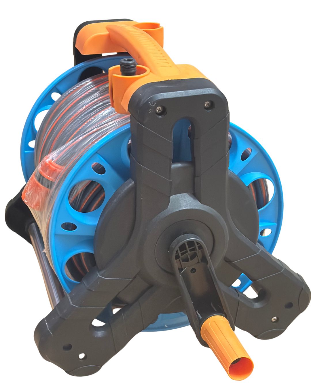 Een blauwe en zwarte tuinslangrol met oranje handgreep en kraan, voorzien van een transparante slang met rode binnenkant, geschikt voor tuinwatering en tuinonderhoud.