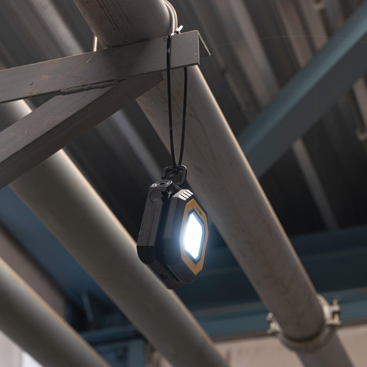 LED’s work werktuigverlichting met zwart en geel frame, uitgebreide LED-lichtbron en verstelbare driehoekige standaard voor werken in donkere ruimtes of als noodverlichting.