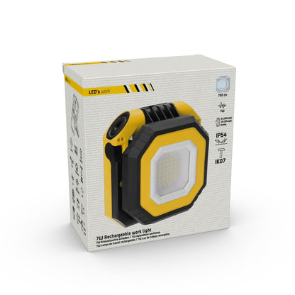 Een zwarte, octagonale LED werklamp met gele accenten en een verstelbare driehoekige standaard, geschikt voor gebruik in de garage of op de bouwplaats.