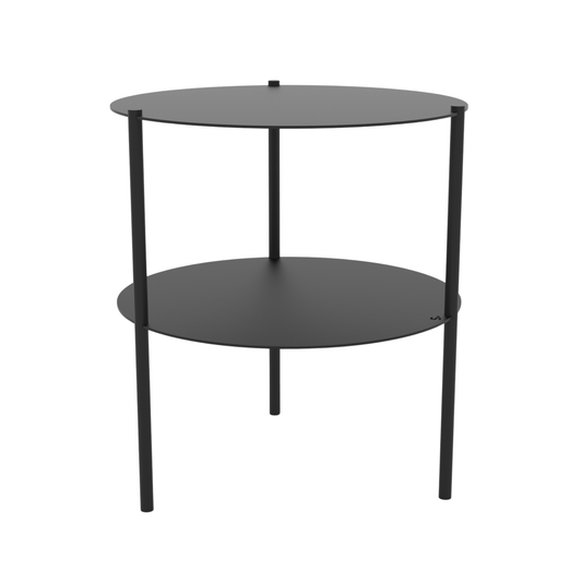 Een minimalistisch, zwart metalen ronde tafel met twee vlakke schappen, ideaal voor moderne woonkamer of slaapkamer. Geschikt voor kleine ruimtes en als decoratieve opbergoplossing.