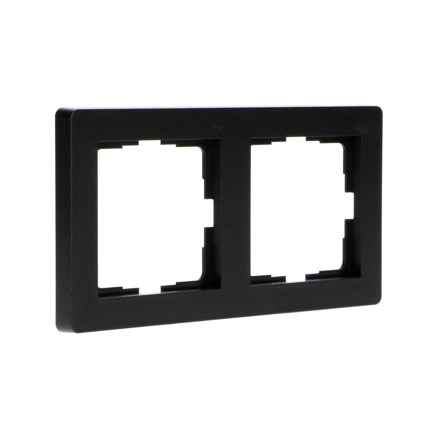 Zwart plastic dubbelsteekdoosje met twee identieke, rechthoekige openingen voor elektrische schakelaars of stopcontacten. Geschikt voor moderne interieurstijl en eenvoudige installatie in woon- of kantoorruimtes.