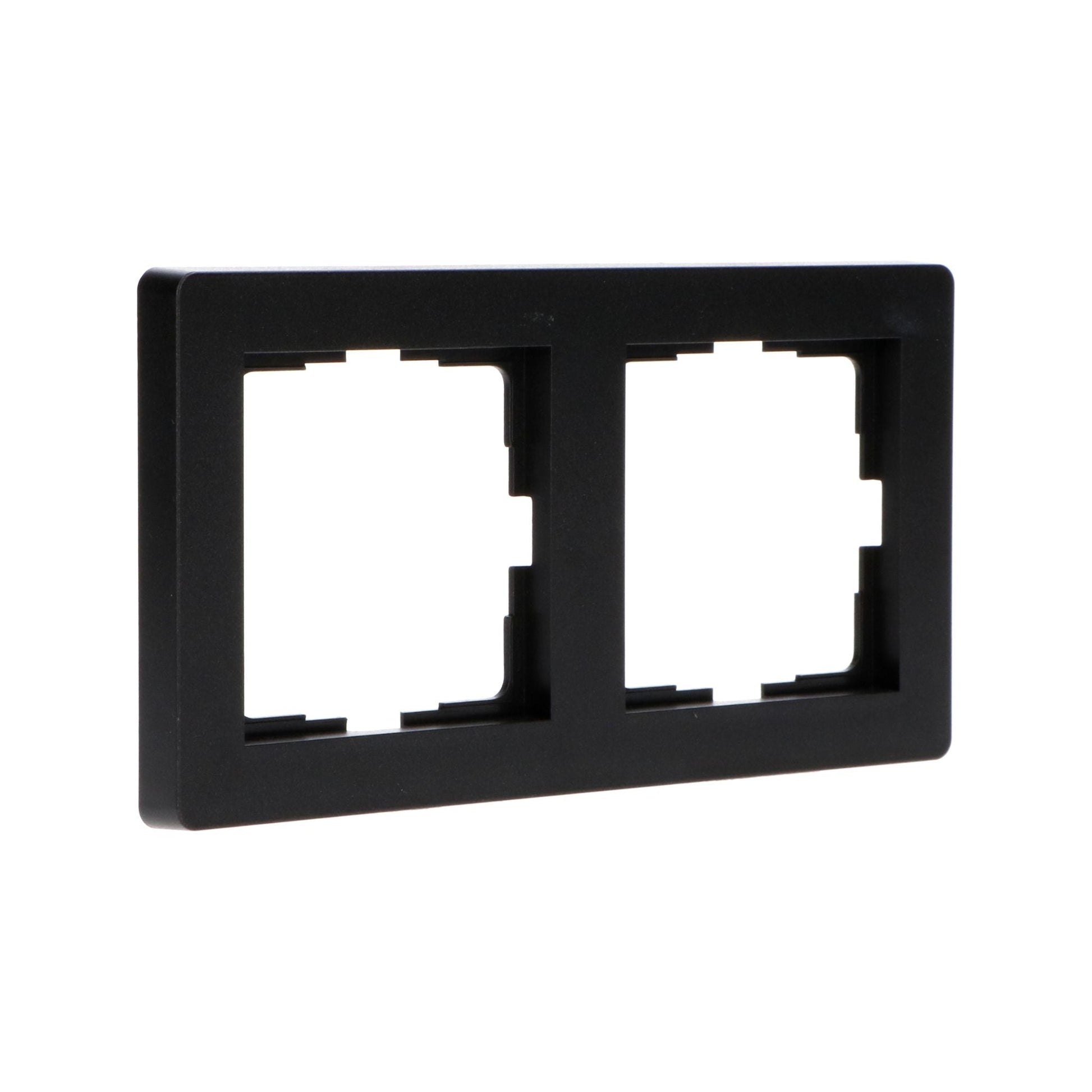 Zwart plastic dubbelsteekdoosje met twee identieke, rechthoekige openingen voor elektrische schakelaars of stopcontacten. Geschikt voor moderne interieurstijl en eenvoudige installatie in woon- of kantoorruimtes.