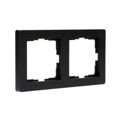 Zwart plastic dubbelsteekdoosje met twee identieke, rechthoekige openingen voor elektrische schakelaars of stopcontacten. Geschikt voor moderne interieurstijl en eenvoudige installatie in woon- of kantoorruimtes.