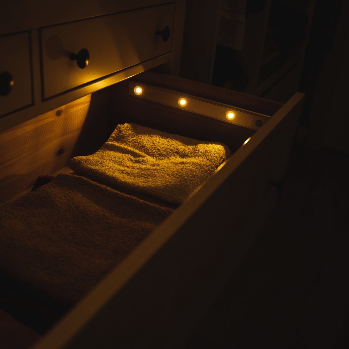 LED's Light EasyFix Kastverlichting onderbouwverlichting met Bewegingssensor - RGB functie - 3 lichtpunten - Draadloos en oplaadbaar - 35 cm