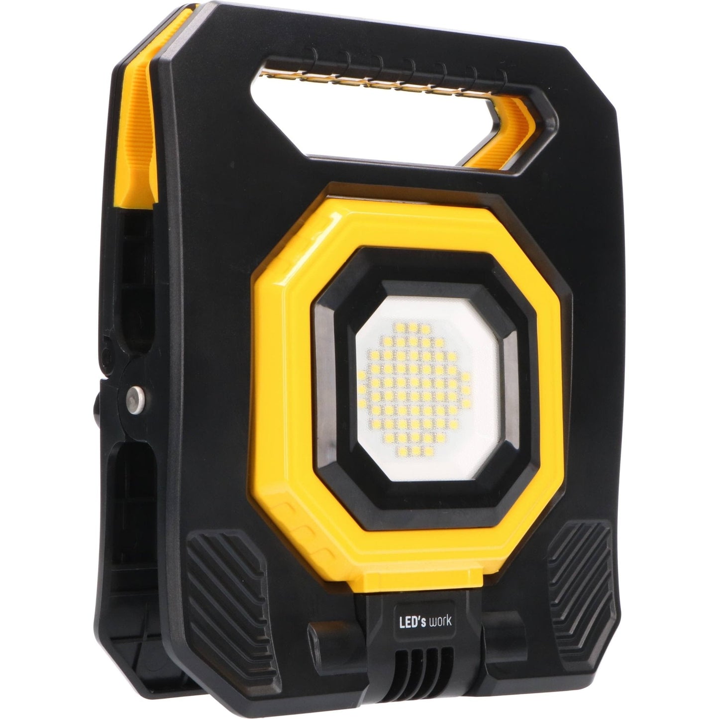 Een robuuste, zwart-gele LED werklamp met handvat en zichtbare LED’s, geschikt voor bouw- en onderhoudstaken. Compacte, waterbestendige ontwerp voor gebruik in werkplaatsen of buiten.