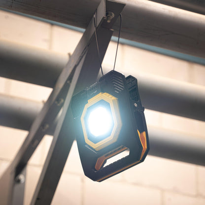 Een robuuste, zwart-gele LED werklamp met handvat en zichtbare LED’s, geschikt voor professioneel gebruik. Geschikt voor werken in donkere ruimtes of als noodverlichting.
