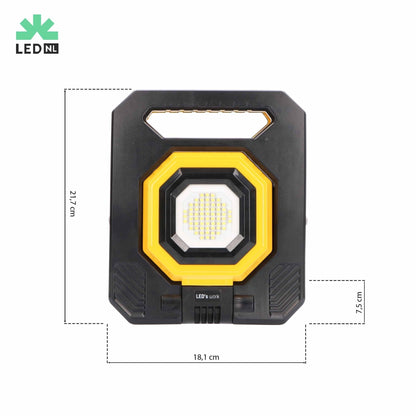 Een robuuste, zwart-gele LED werklamp met handvat en zichtbare LED’s, geschikt voor bouw- en reparatiewerkzaamheden. Compacte, waterdichte constructie met gripoppervlakken voor betere houvast.