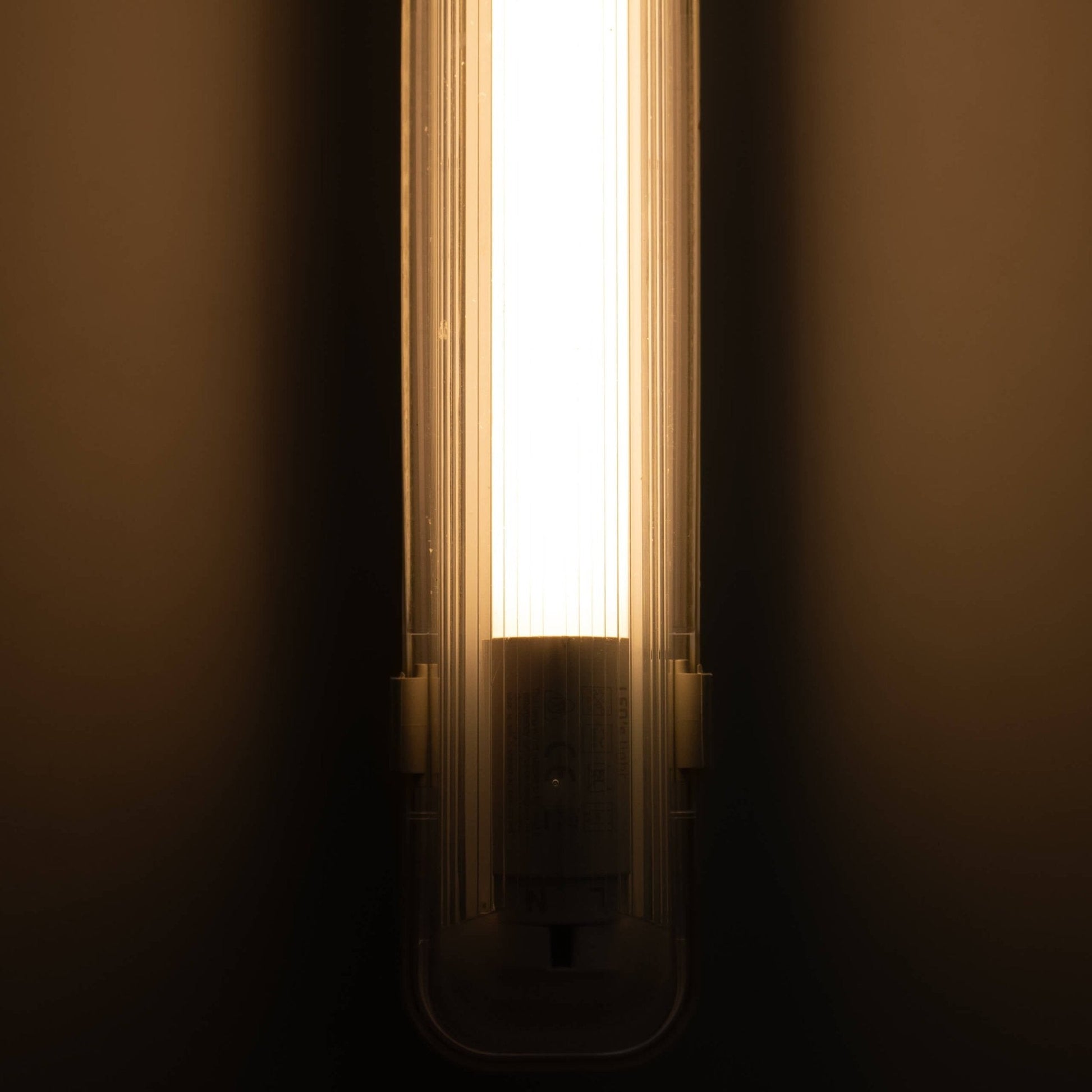 Verstelbare wandlamp met sensor en geometrisch ontwerp