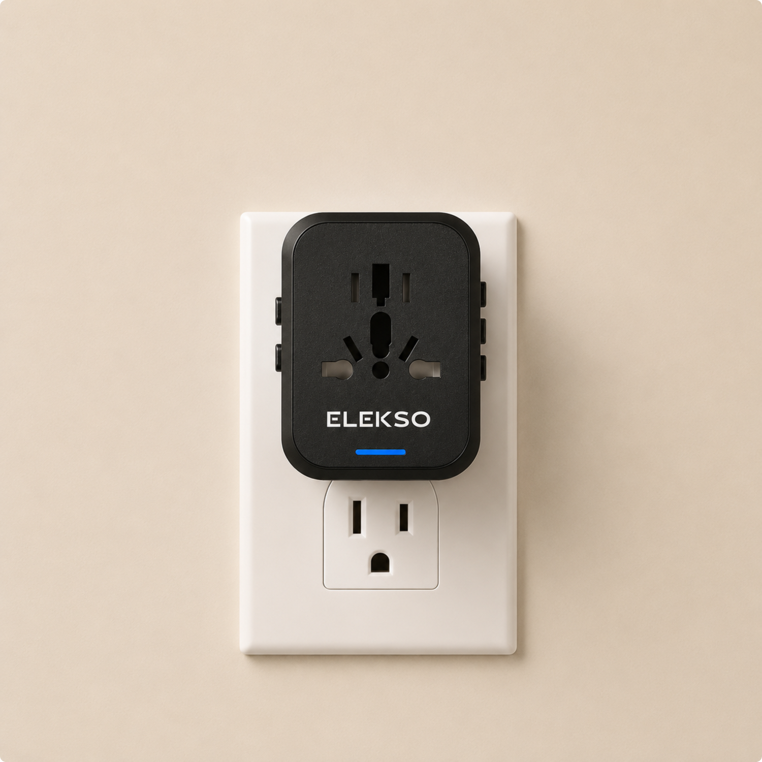 Zwart Elekso reisstopcontact met blauwe statuslicht, geïntegreerd in een Amerikaanse stopcontactdoos. Geschikt voor internationale elektriciteit, met duidelijke merknaam en multifunctionele aansluitingen.