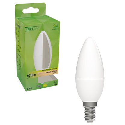 Een witte LED kaarslamp met E14 fitting en warm wit licht, naast haar groene verpakking met 470 lumen. Geschikt voor sfeerverlichting in woon- en decoratieve ruimtes.