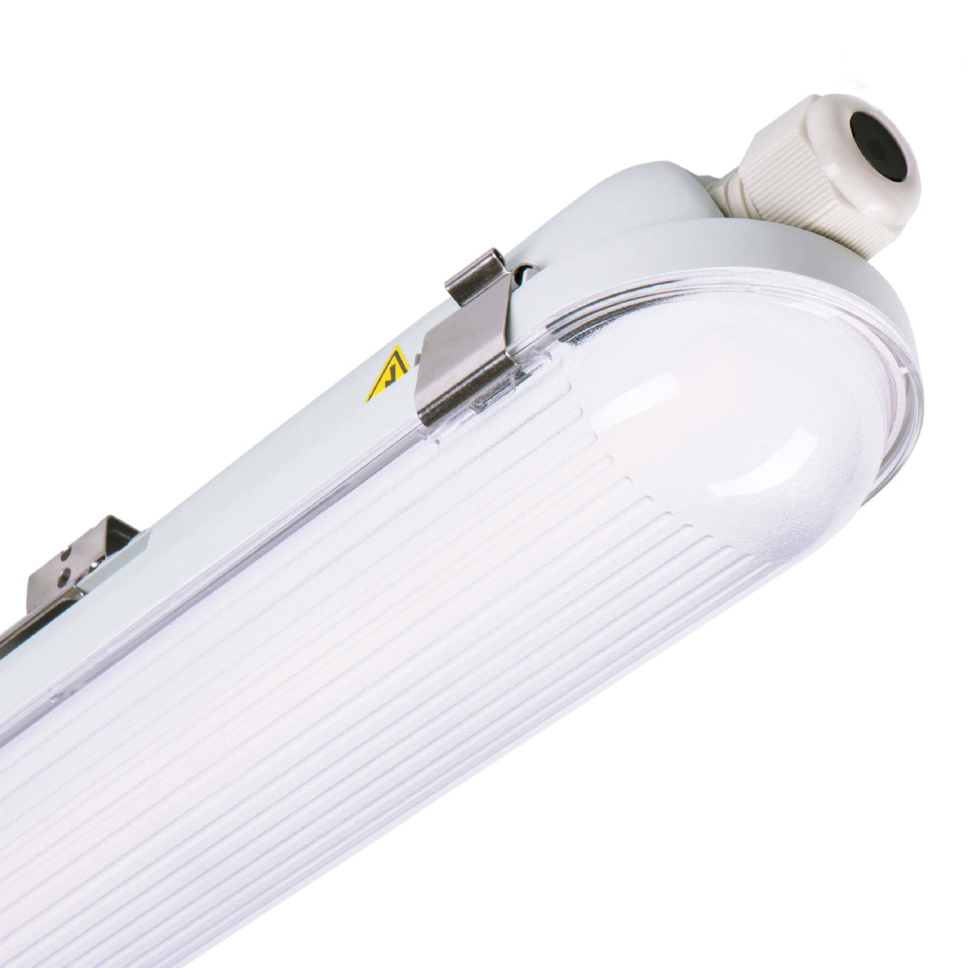 Een witte, doorverbonden LED-buislamp met ribbelvormige diffuser en zichtbare montagebeugels, geschikt voor industriële verlichting. Simpele montage, ideaal voor fabrieken en magazijnen.