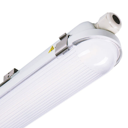 Een witte, 175 cm lange LED-buisverlichting met ribbelvormige diffuser en draadloze montage, geschikt voor industriële ruimtes en magazijnen met hoge lichtkracht en waterbestendigheid.