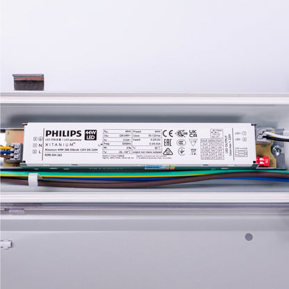 Een witte, 175 cm lange LED-buitenlamp met ribbelvormige diffuser en schroefmontage, geschikt voor industriële of commerciële verlichting. Gebruik in zware omgevingen met IP65 bescherming.