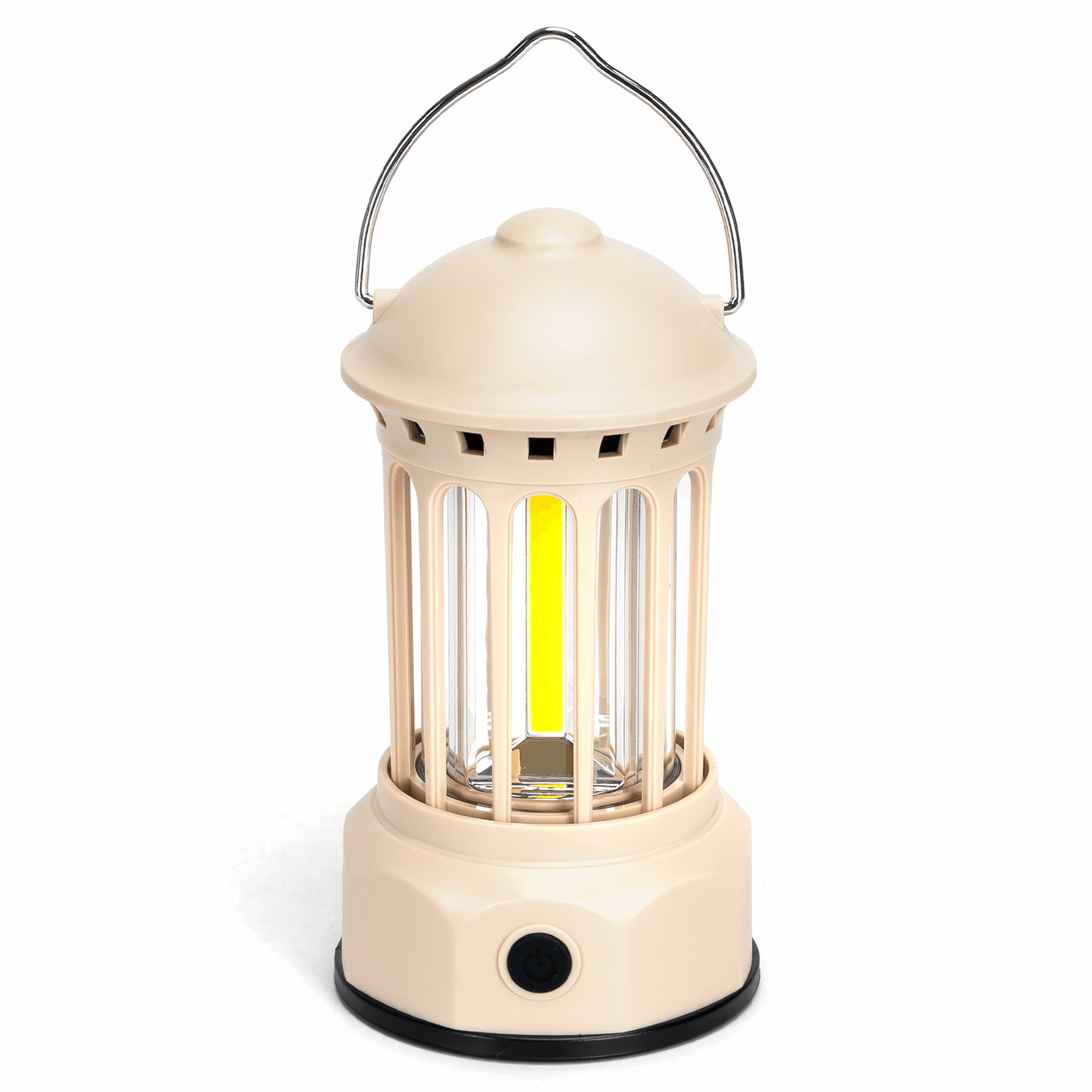 Een beige, retro-stijl LED-lantaarn met glazen panelen en een metalen handvat. De lantaarn heeft een opvallende gele LED-verlichting en een bedieningsknop, ideaal voor kampeer- en avondtoepassingen.