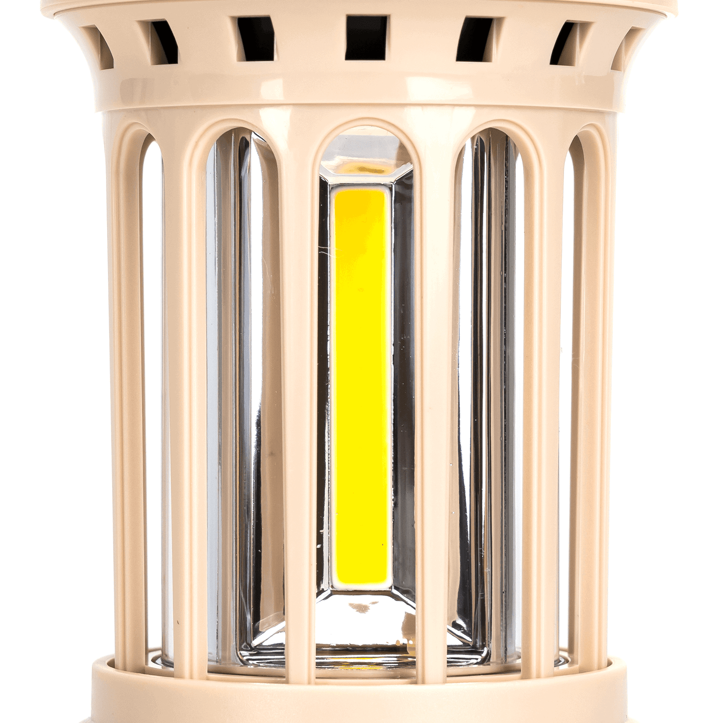 Een beige, retro-stijl LED-lantaarn met glazen panelen en een metalen handvat, uitgerust met een knopbediening voor gebruik bij kampeer- of avondactiviteiten.