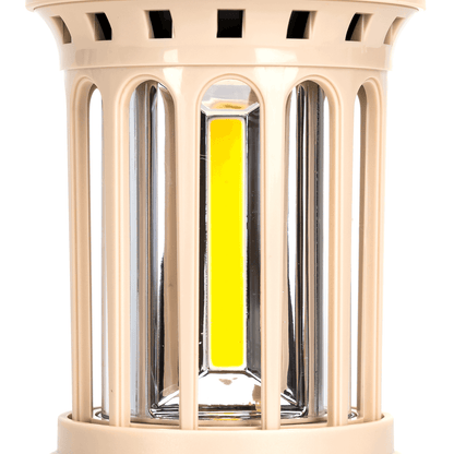Een beige, retro-stijl LED-lantaarn met glazen panelen en een metalen handvat, uitgerust met een knopbediening voor gebruik bij kampeer- of avondactiviteiten.