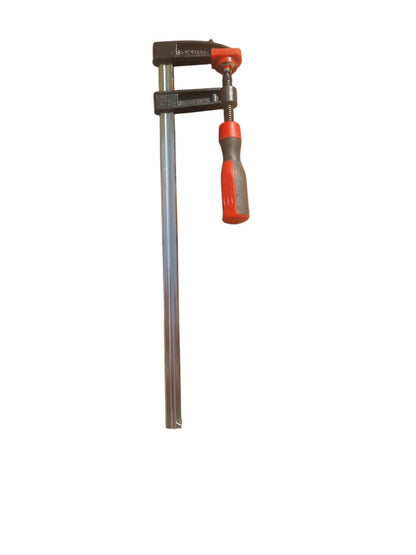 Een robuuste houten klem met een rood-grijze handgreep en een metalen beugel, geschikt voor houtbewerking en houtbewerkingstaken.