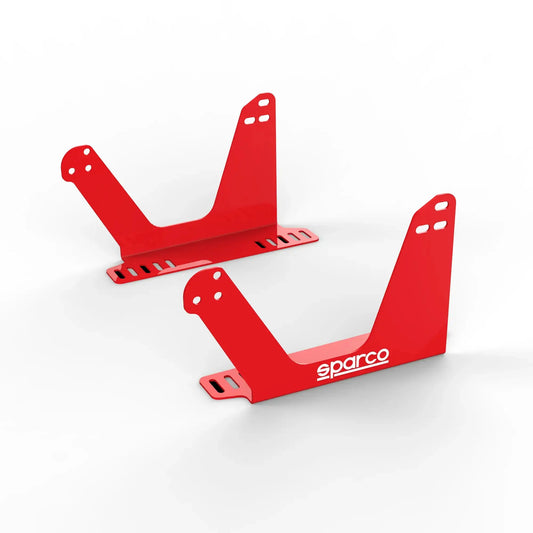 Rode Sparco stoelbeugels van metaal, met wit logo en gaten voor montage, geschikt voor auto’s en motorsport. Perfect voor racen en auto-modificatie.
