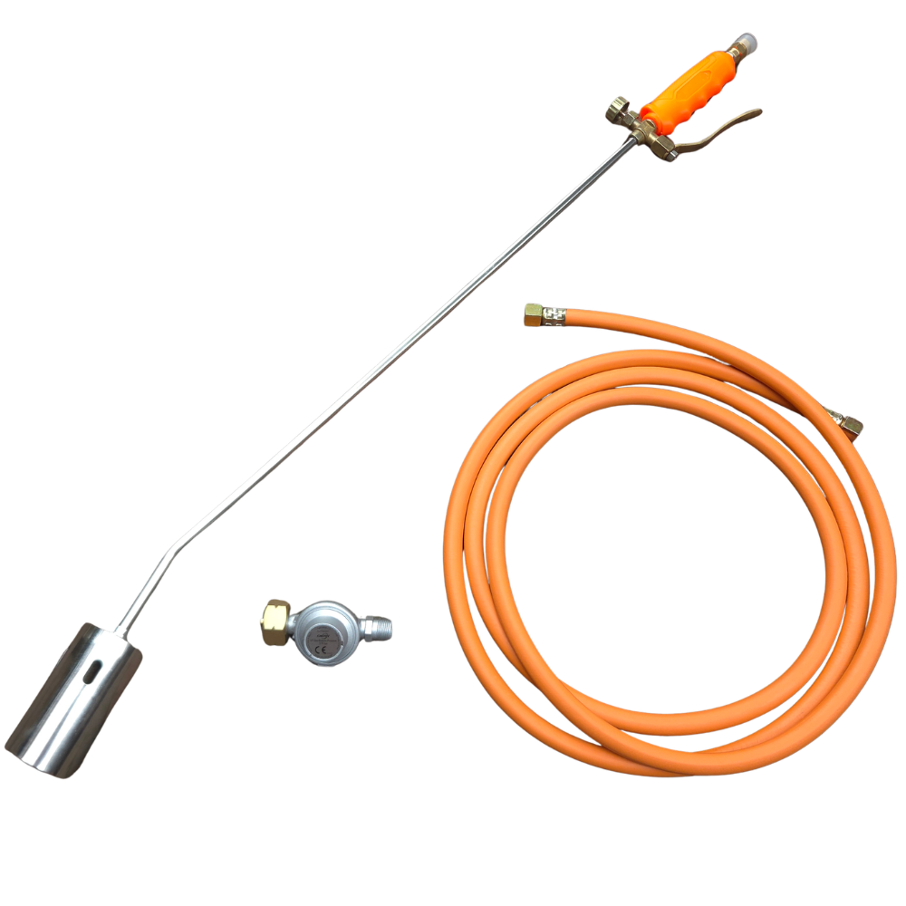 Zilverkleurige gasbrander met oranje handvat en flexibele slang, inclusief regelaar. Geschikt voor professioneel gebruik in keukens en industriële toepassingen.