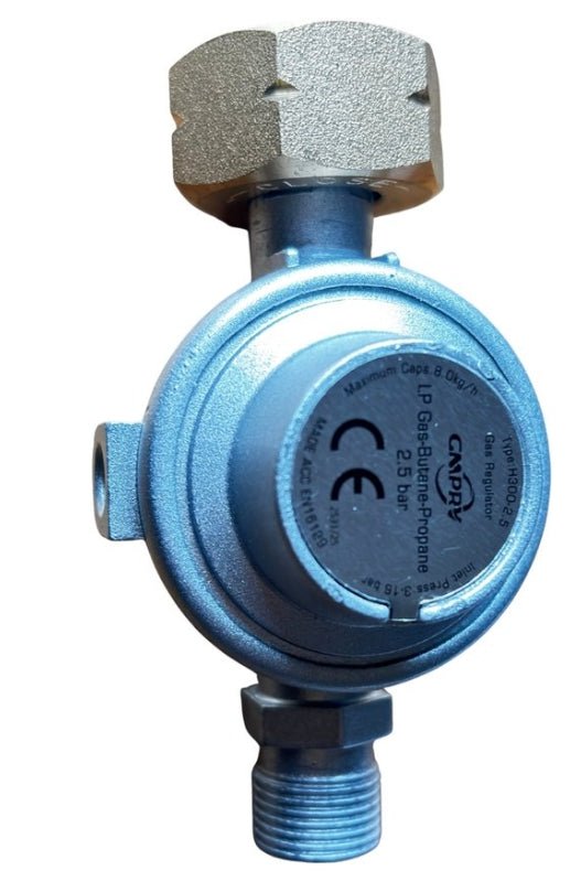 Blauwe LP-gasregelaar met zichtbare CE-keurmerk en metalen aansluitingen, geschikt voor professionele gasinstallaties en huishoudelijke toepassingen.