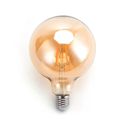 Grote amberkleurige glazen gloeilamp met zichtbare filament en zilverkleurige E27-schroefdraad, ideaal voor warme, retro verlichting in woonkamer of slaapkamer.
