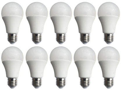 Tien witte LED-lampen met E27-schroefdraad, glanzend zilveren basis en mat witte kap, geschikt voor energiezuinig verlichting in huishoudens en kantoren.