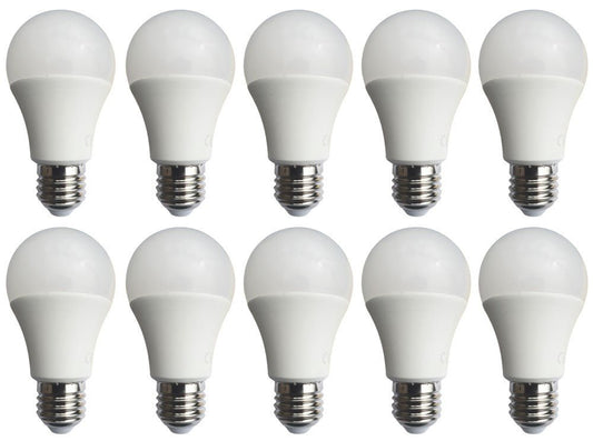 Tien witte LED-lampen met E27-schroefdraad, glanzend zilveren basis en mat witte kap, geschikt voor energiezuinig verlichting in huishoudens en kantoren.