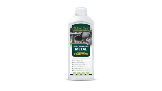 Golden Care Metal Protector, een witte fles met groene en zwarte label, is een waterafstotend middel voor metaal en kunststof. Geschikt voor buitenmeubilair en metalen oppervlakken.