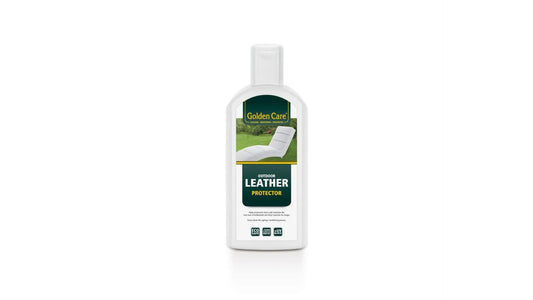 Golden Care Outdoor Leather Protector in een witte fles met groen etiket, speciaal ontworpen voor het onderhoud van buitenleermeubels en -accessoires. Bescherming tegen vocht, UV-straling en slijtage voor langdurige gebruik.