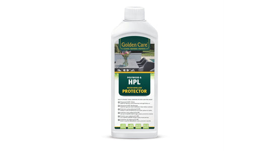 Golden Care Polywood & HPL water-repellent protector in witte fles met groene etiket, geschikt voor buitenmeubilair en terrasoppervlakken. Bescherming tegen vocht en UV-licht voor langdurige glans.