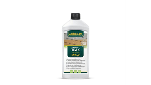 Golden Care Hardwood & Teak Water-Repellent Shield in een witte fles met zwarte dop, transparante verf voor houten terrassen en meubels, waterafstotend en milieuvriendelijk.