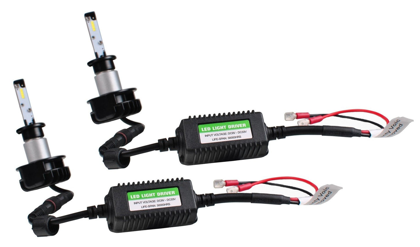 Zwart LED-koplampen met zichtbare koelplaten en zwarte kabels, geleverd met twee LED-stuurseenheden voor auto’s. Geschikt voor verlichting van voertuigen en motorfietsen met hoge efficiëntie.