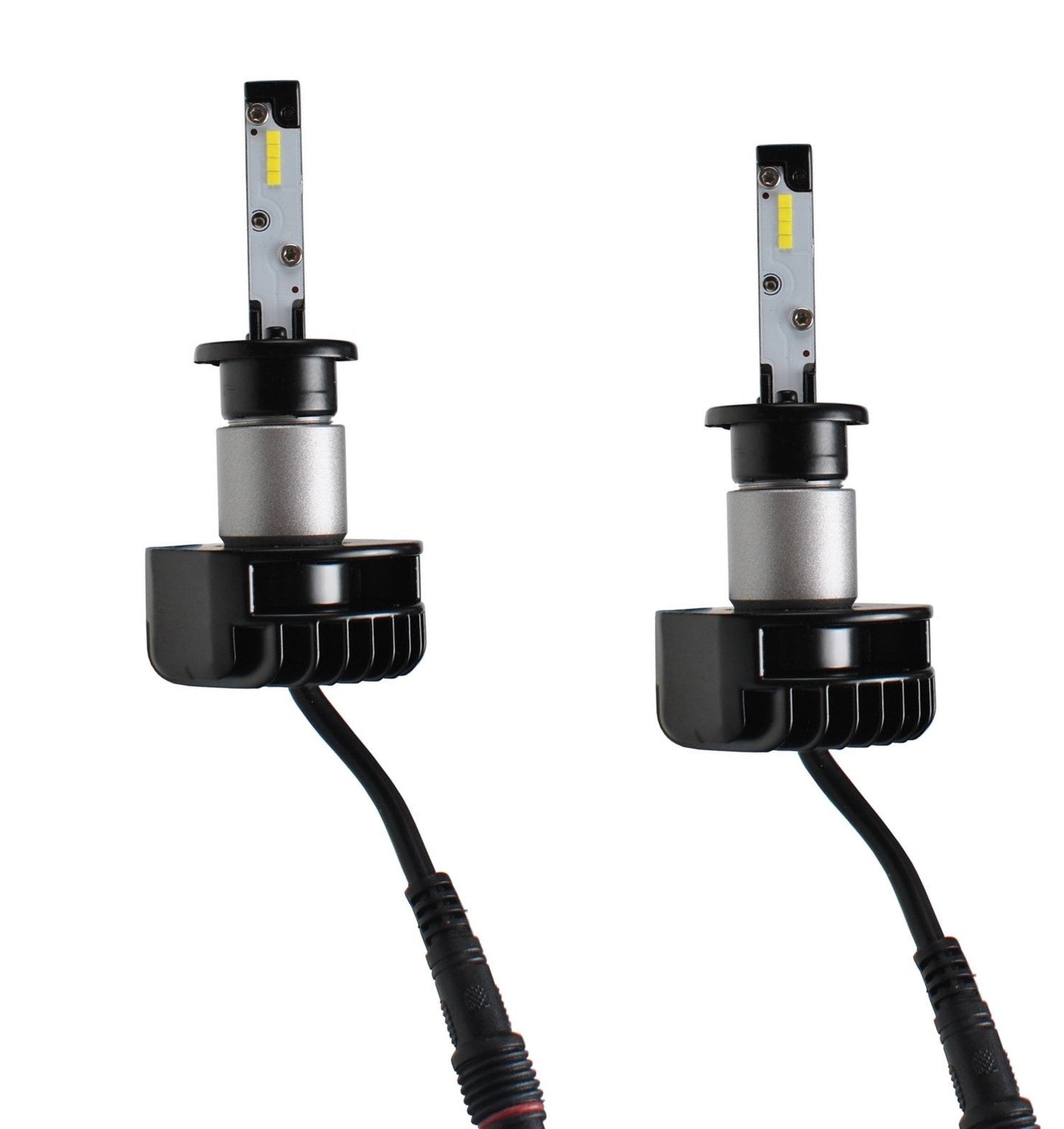 Zwart LED-koplampen met zichtbare koelplaat en kabels, geleverd met twee LED-stuurseenheden voor auto’s. Geschikt voor verlichting van de koplampen en achterlichten.