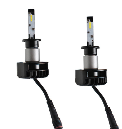Zwart LED-koplampen met zichtbare koelplaat en kabels, geleverd met twee LED-stuurseenheden voor auto’s. Geschikt voor verlichting van de koplampen en achterlichten.