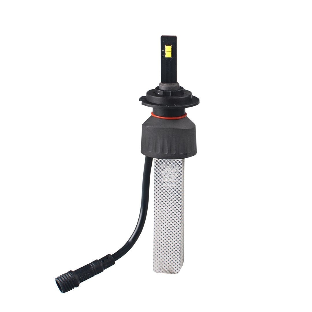 Zwarte LED-autoverlichtingsmodules met zichtbare gele chip en mesh-koelplaat, geschikt voor verlichting van auto’s. Zie ook: autoverlichting, LED-koplampen.