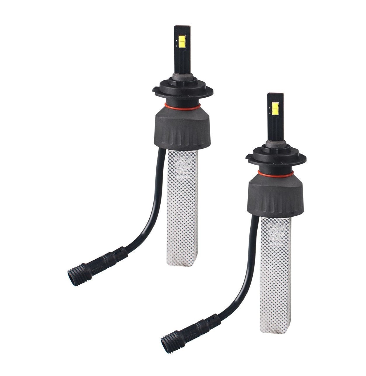 Zwart LED-autoverlichting met zichtbare gele chip en mesh-koelplaat, geschikt voor verlichting van auto’s en motorfietsen. Zichtbare kabels en aansluitingen voor eenvoudige installatie.