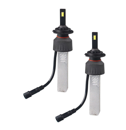Zwart LED-autoverlichting met zichtbare gele chip en mesh-koelplaat, geschikt voor verlichting van auto’s en motorfietsen. Zichtbare kabels en aansluitingen voor eenvoudige installatie.