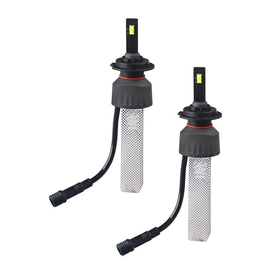 Zwart LED-autoverlichting met zichtbare gele chip en mesh-koelplaat, geschikt voor verlichting van auto’s en motorfietsen. Zichtbare kabels en aansluitingen voor eenvoudige installatie.