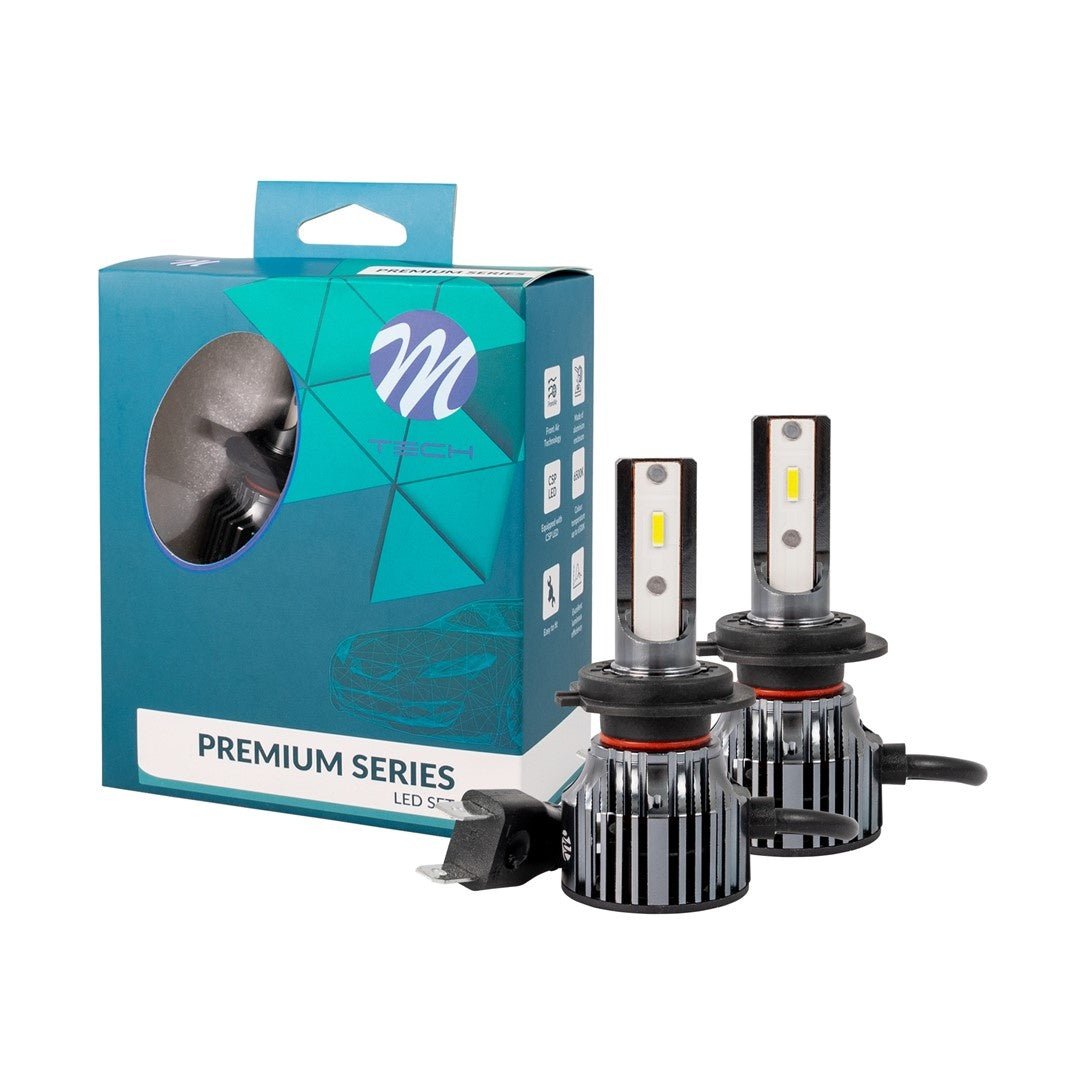 Zilverkleurige LED-autohalogeenlampen met zwarte koelringen en gele LED-chips, voorzien van stekkerkabels. Geschikt voor verlichting van auto’s en voertuigen.