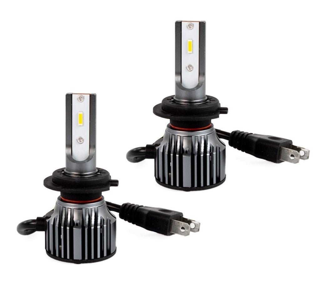 Zilverkleurige LED-autohalogeenlampen met zwarte koelringen en gele chip, voorzien van stekkerkabels. Geschikt voor verlichting van auto’s en motorfietsen.
